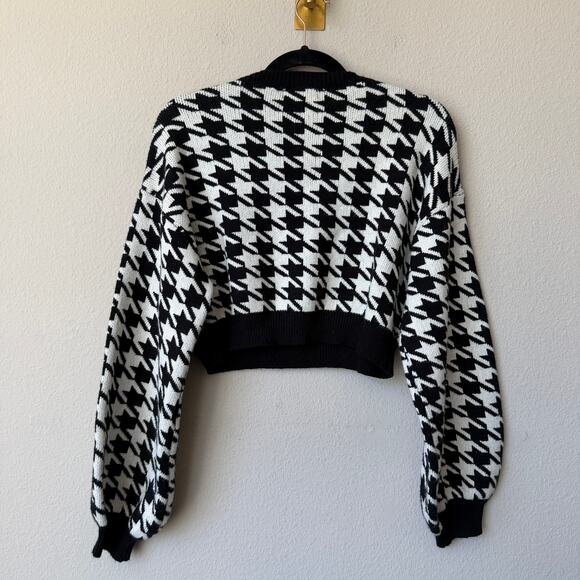 Altar’d State Black White Houndstooth Cropped Sweater Size L - Picture 3 of 6